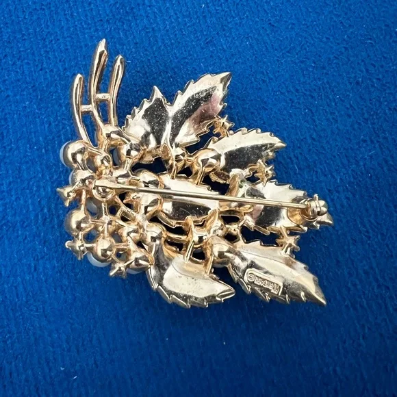 Vintage Crown Trifari Gold Tone Rhinestone Faux Pearl Leaf Brooch - Picture 5 of 7